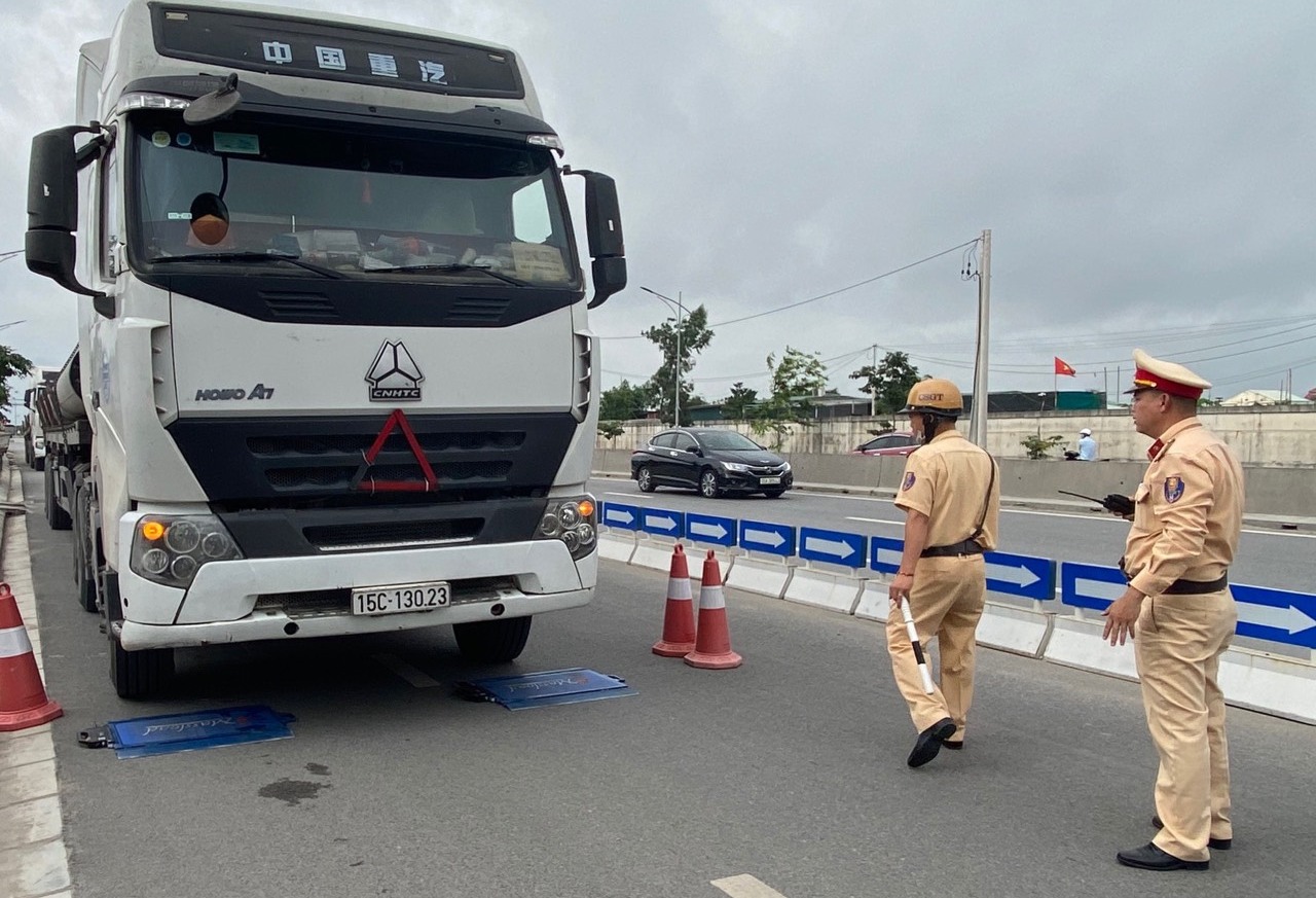 Triển khai đợt cao điểm bảo đảm TTATGT đường bộ, đường sắt và TTATXH dịp lễ 